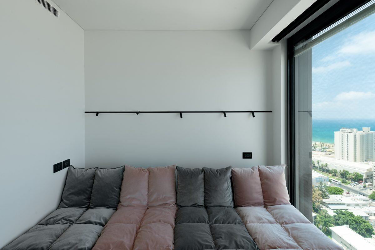 White City Apartment עיצוב תאורה בחדר שינה על ידי קמחי תאורה